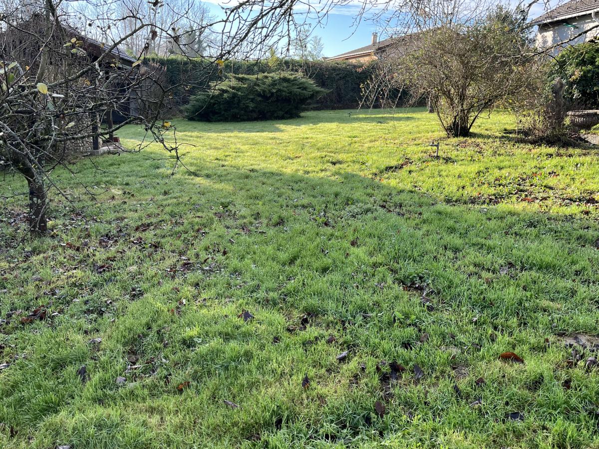 Terrain 618 m² · à Saint-Éloi · 140 000 €