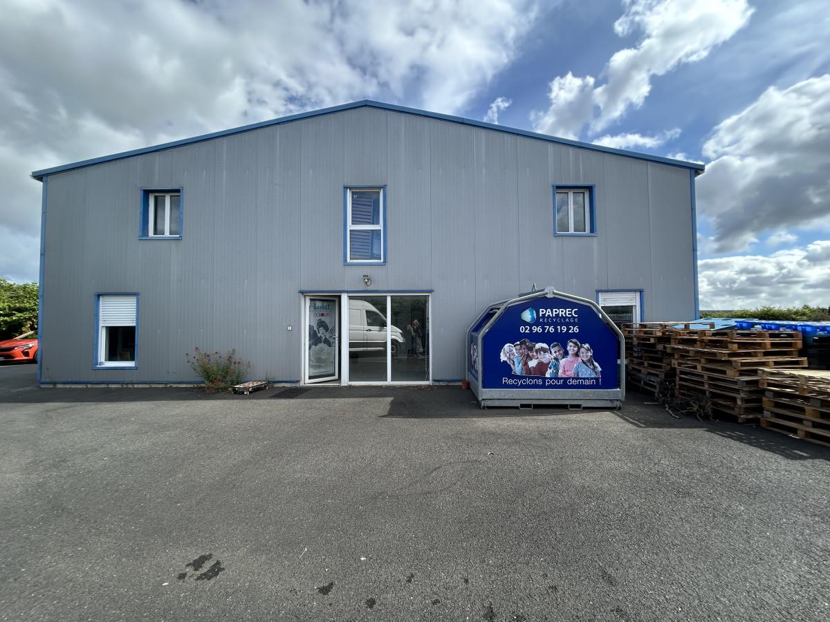 Local commercial 550 m² · à Yffiniac · 550 m² · 349 800 €