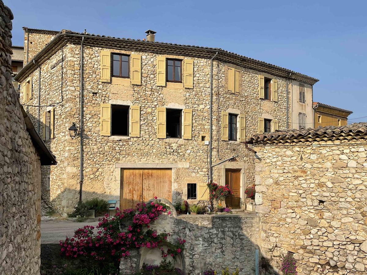 Maison 245 m² · à Saint-Roman · 245 m² · 360 000 €