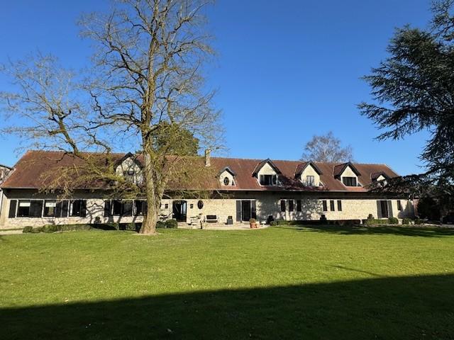 Maison 10 pièces 595 m² · à Mont-Saint-Éloi · 595 m² · 1 990 000 €
