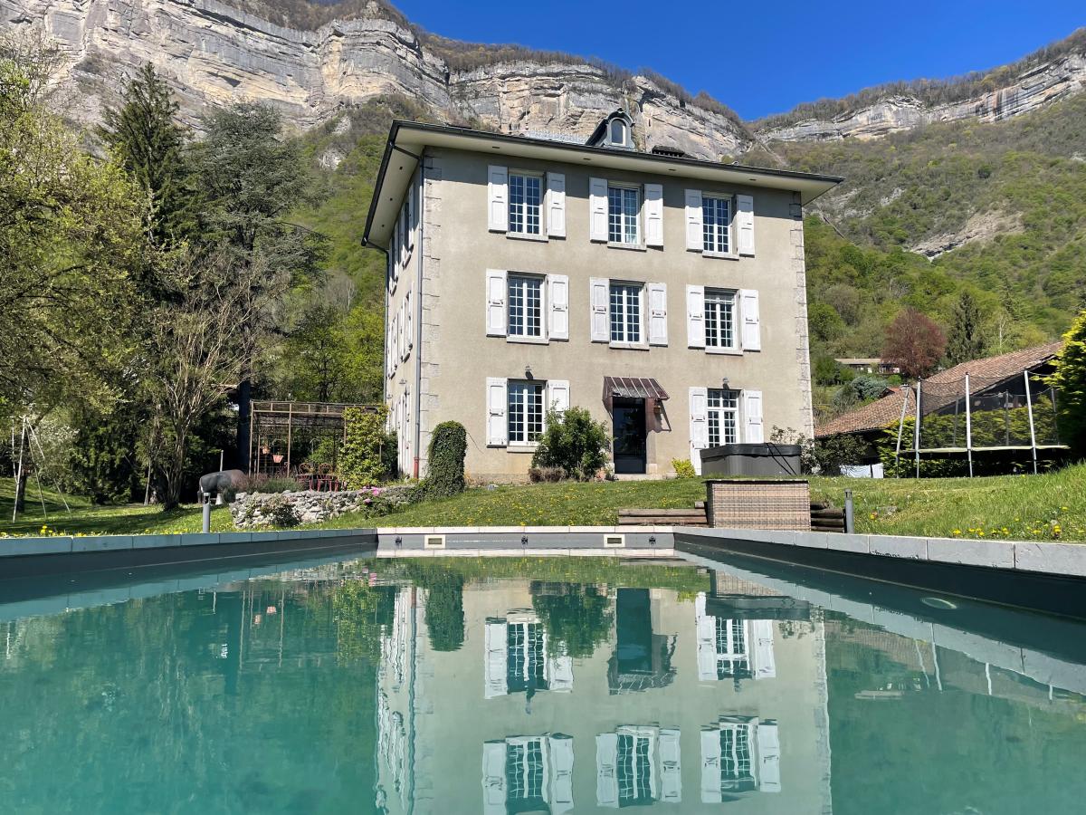 Maison 7 pièces 298 m² · à Crolles · 298 m² · 997 000 €