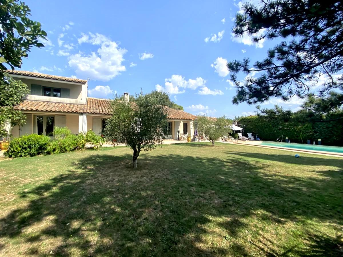 Maison 8 pièces 199 m² · aux Angles · 199 m² · 648 000 €