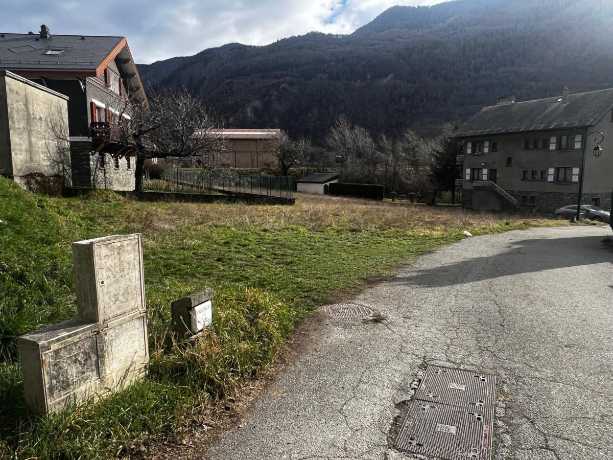 Grand terrain plat avec vue montagne · à Saint-Julien-Mont-Denis · 86 700 €