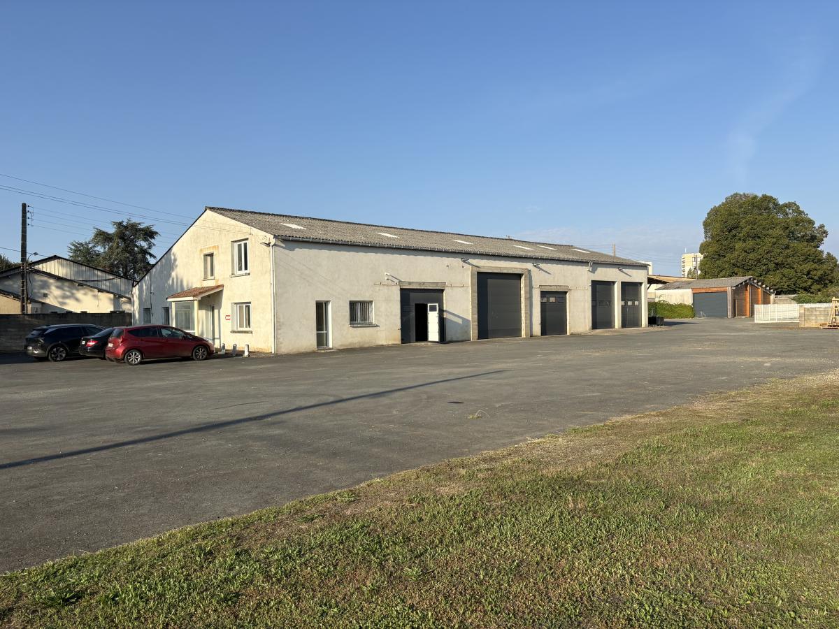 SAINT MAIXENT L ECOLE Ensemble de bâtiments professionnels · à Saint-Maixent-l'École · 845 m² · 333 700 €