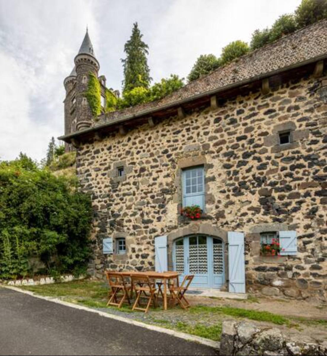 Maison 7 pièces 176 m² · à Andelat · 176 m² · 245 000 €