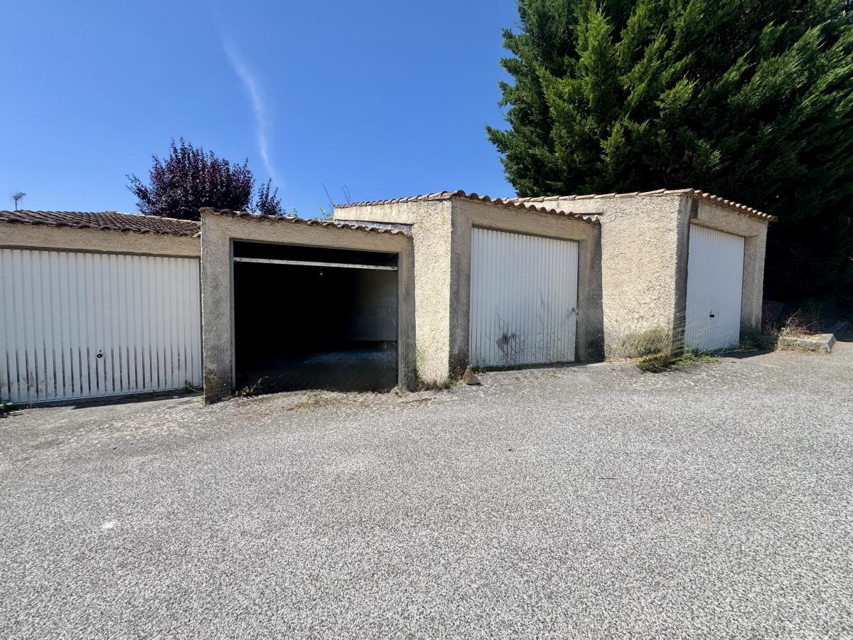 Parking 13 m² · à Le Beausset · 12,6 m² · 26 500 €