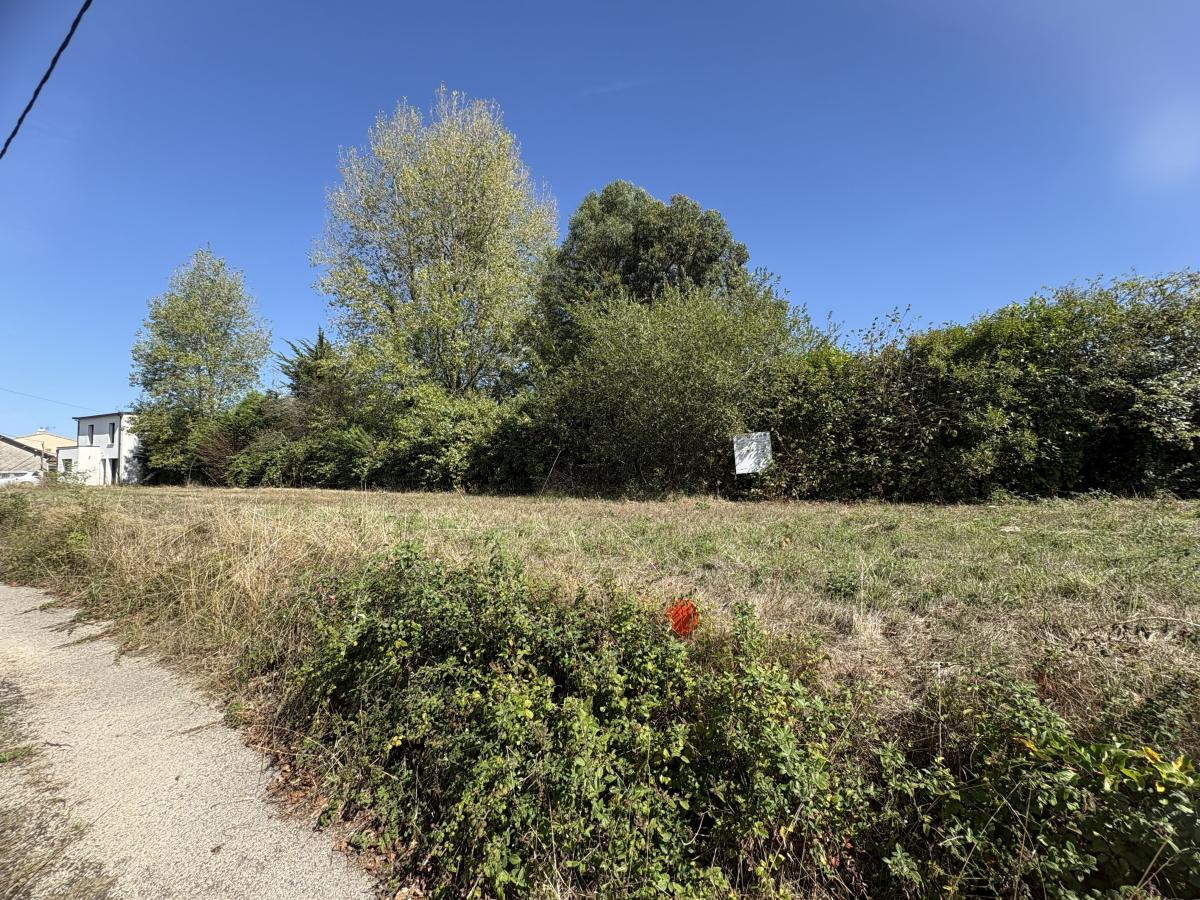 BOUGUENAIS, terrain à bâtir · 95 000 €
