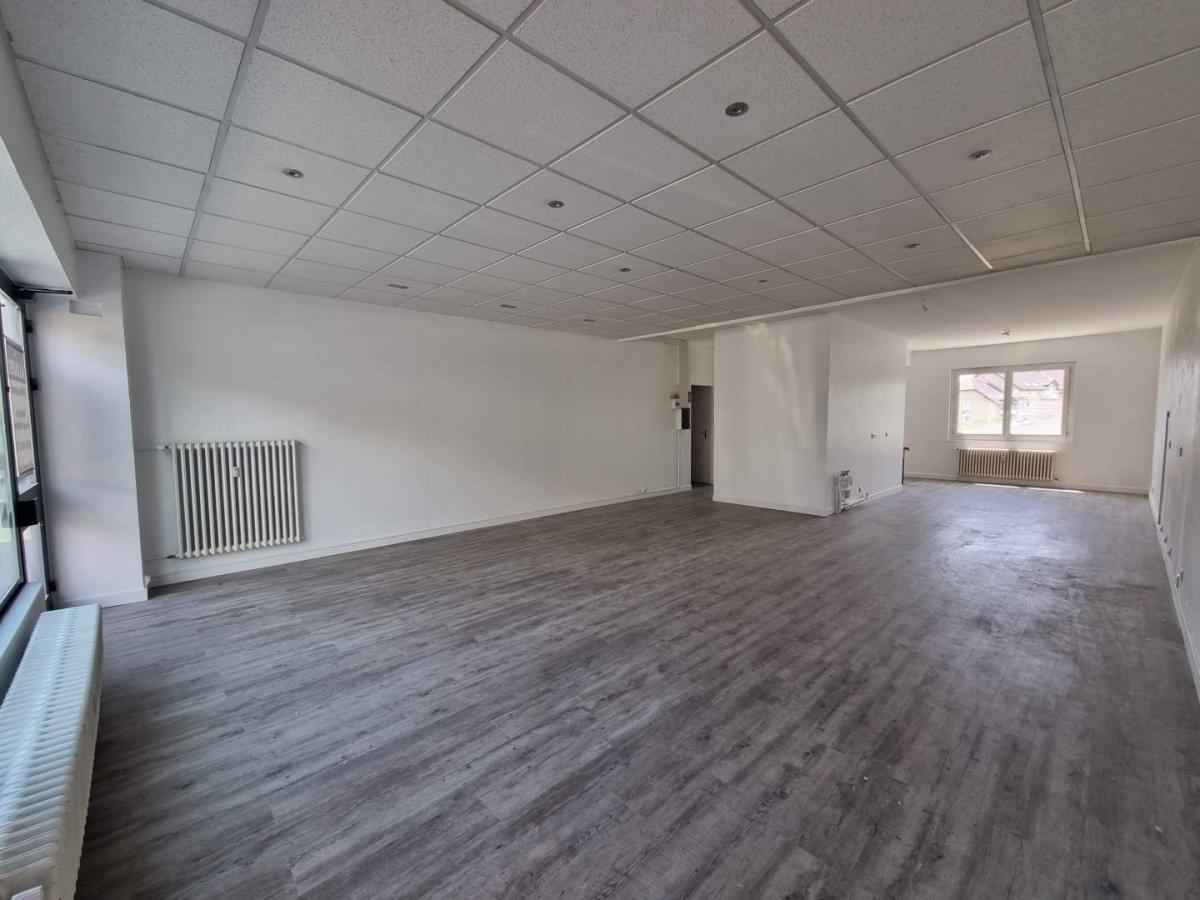 Réseau des notaires · à Saint-Genis-Pouilly · 100 m² · 2 000 €/mois