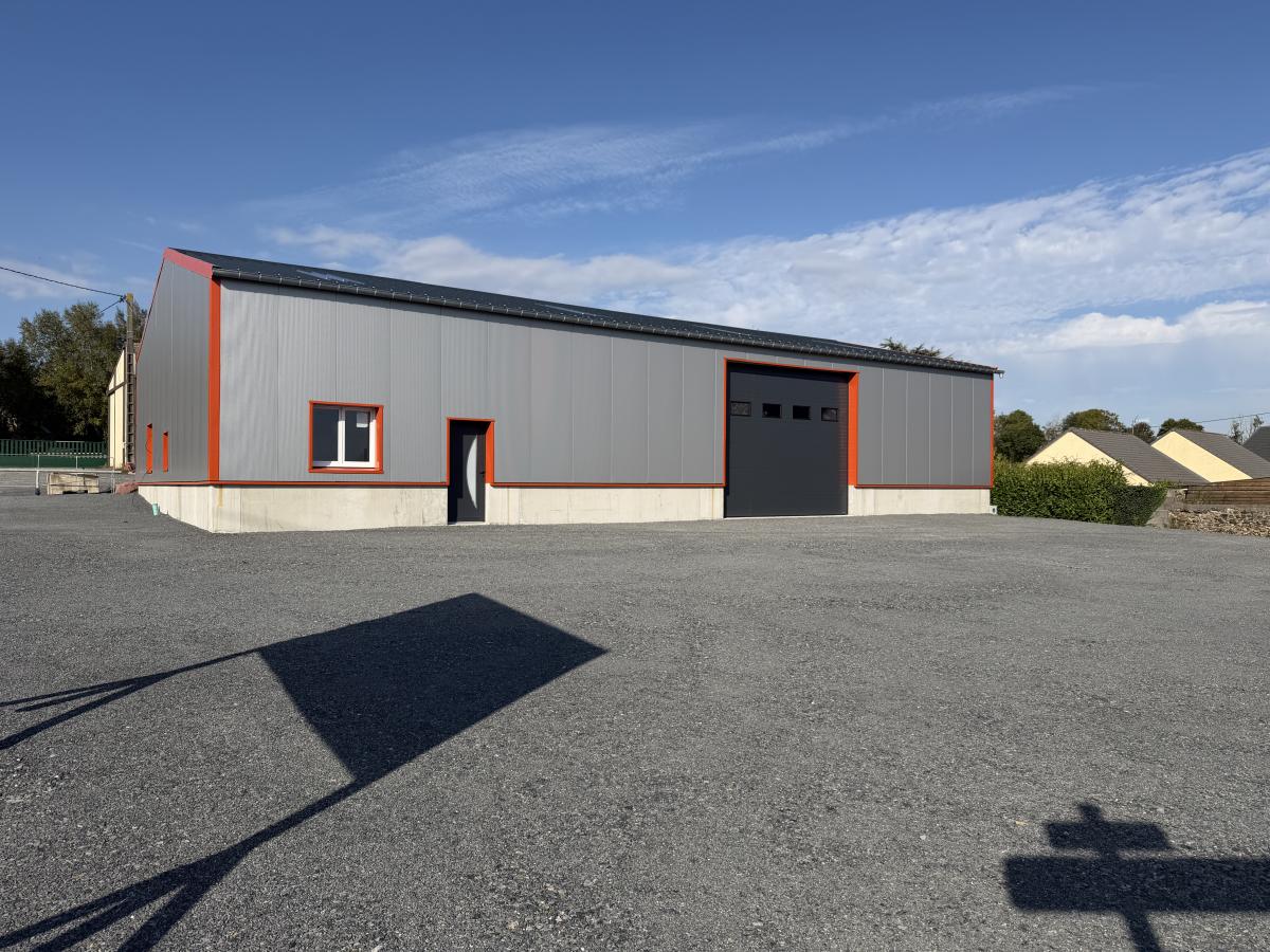 Bâtiment avec très bonne visibilité axe Saint-Lô - Coutances · à Camprond · 275,2 m² · 1 600 €/mois