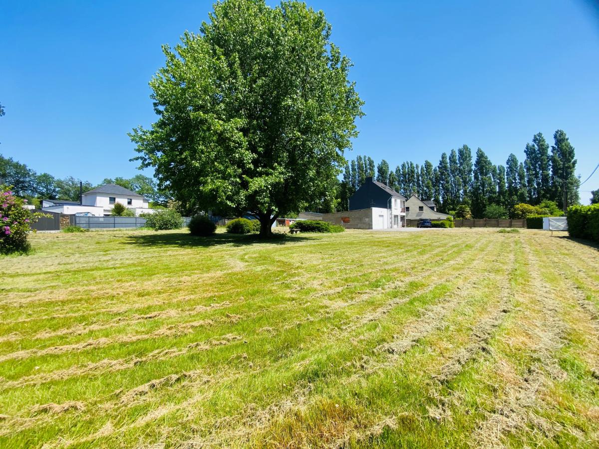 PLESCOP – LE GRAND MOUSTOIR – BEAU TERRAIN CONSTRUCTIBLE DE 880 M² · 156 890 €