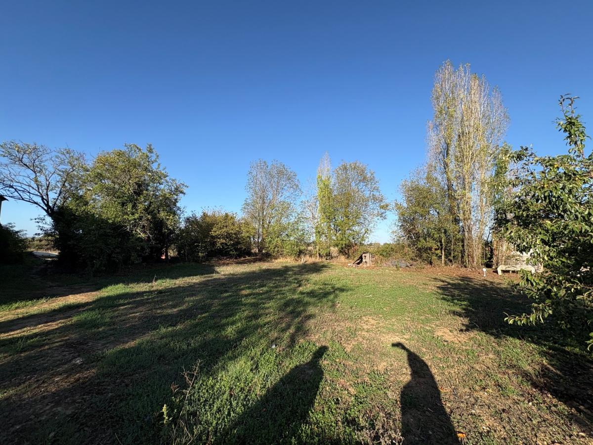 COMMUNE D AZAY LE BRULE, dans un lieu-dit, parcelle de terrain constructible de 627 m² · à Azay-le-Brûlé · 24 000 €