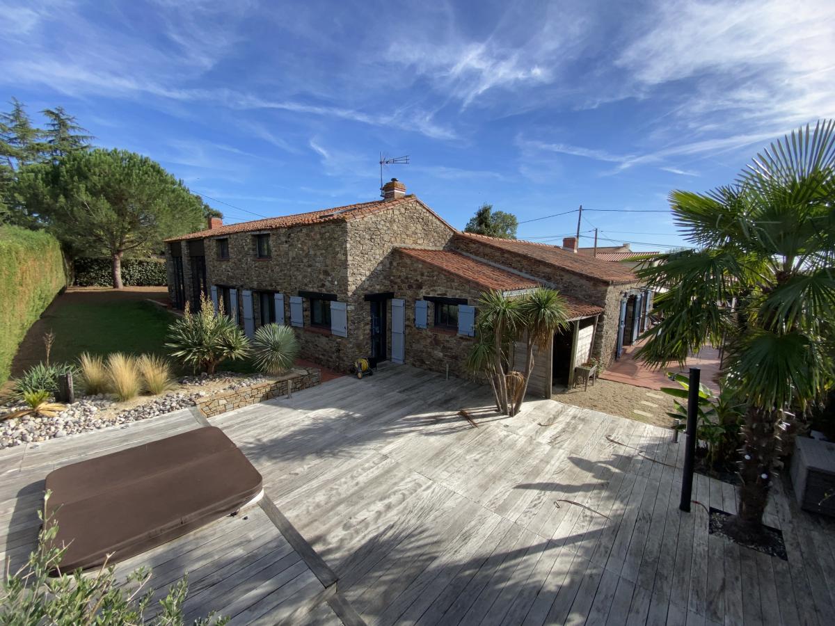 Maison 243 m² · au Landreau · 243 m² · 689 990 €