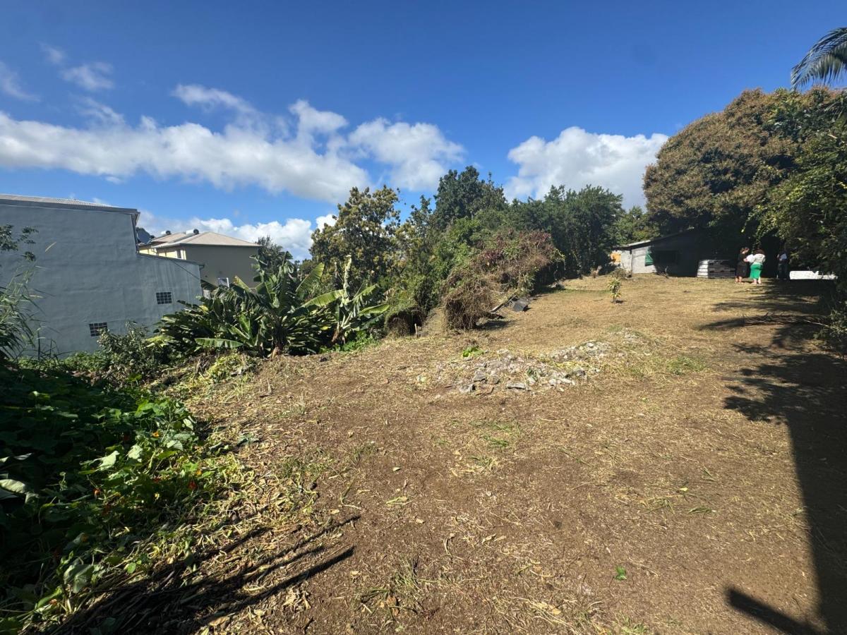 Terrain constructible 893 m² au Tampon · à Le Tampon · 226 800 €