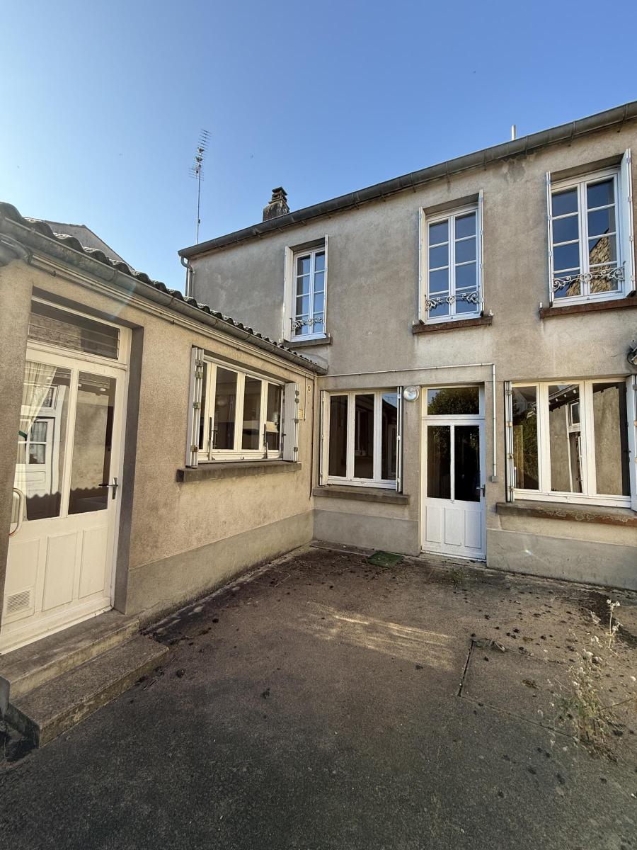 Maison 13 pièces 286 m² · à Mortagne-sur-Sèvre · 286 m² · 189 000 €