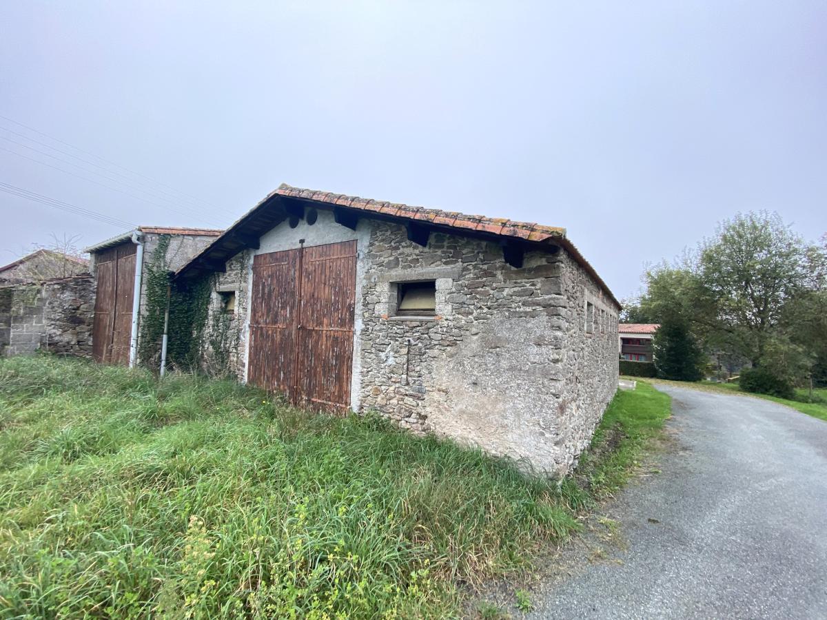 Parking 90 m² · à La Bruffière · 90 m² · 30 000 €