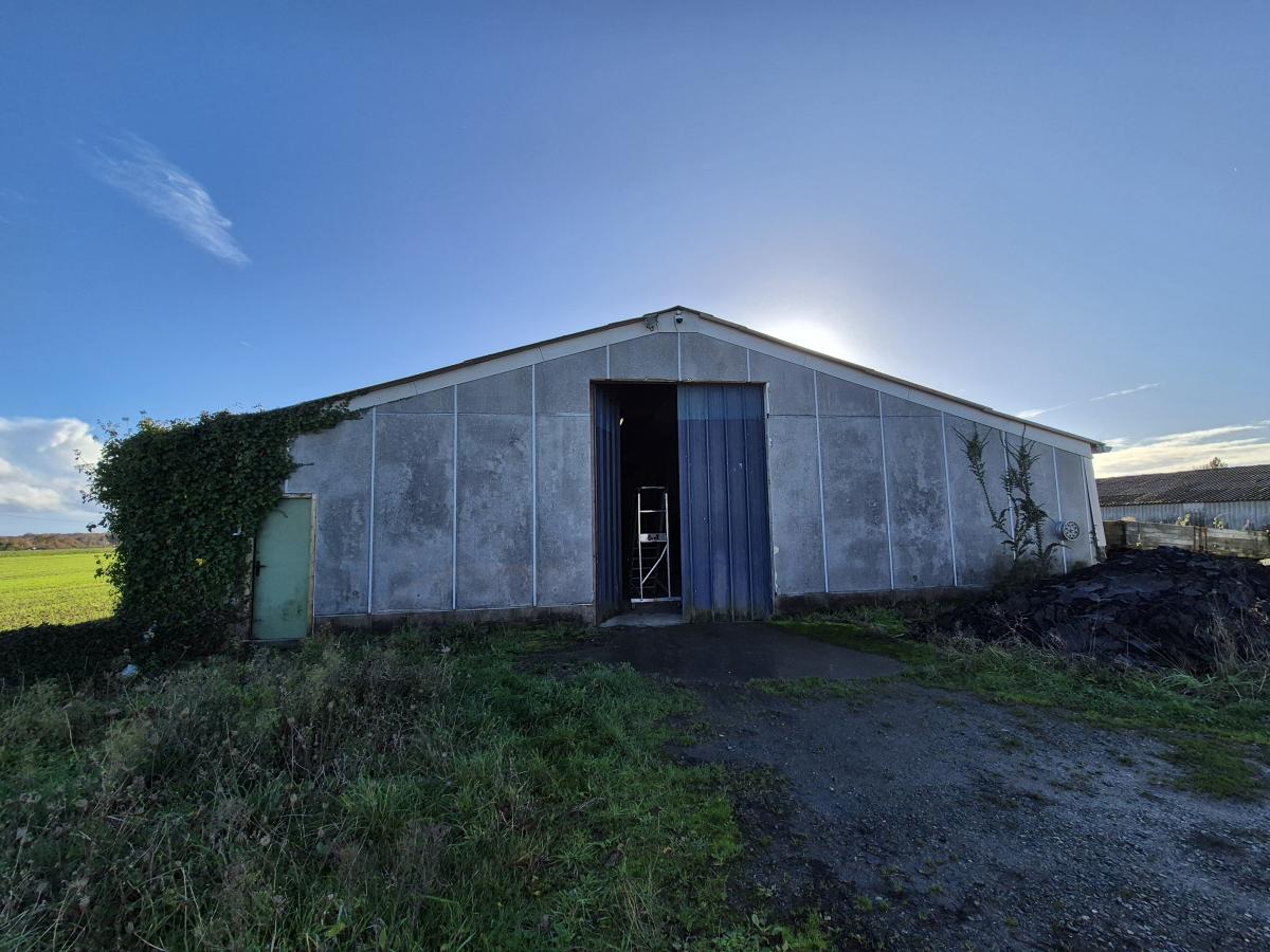 BATIMENT anciennement à usage agricole, aujourd'hui à usage de stockage · à Plancoët · 1 200 m² · 197 200 €