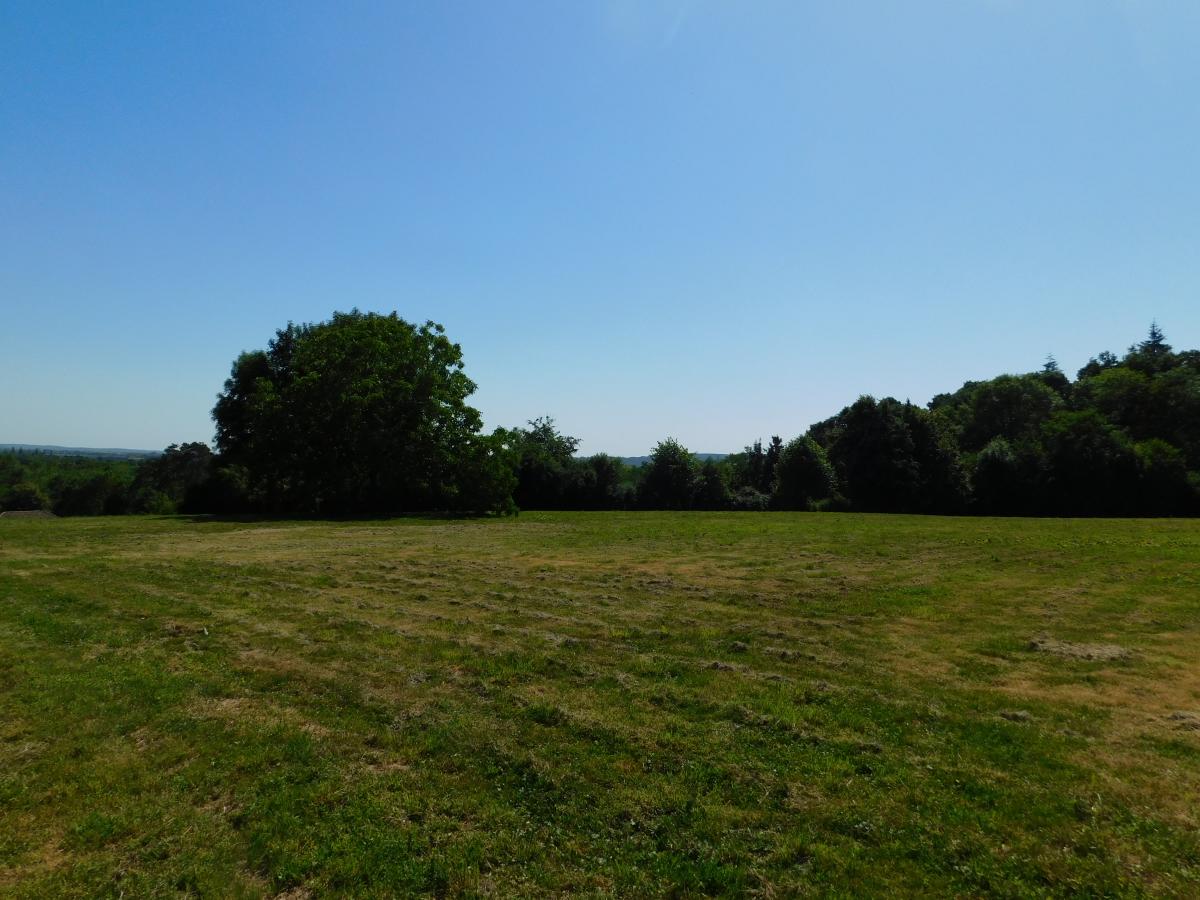 Terrain à bâtir d'environ 1235 m² avec vue dégagée sur la campagne environnante - non viabilisé · à Pont-d'Ain · 225 000 €