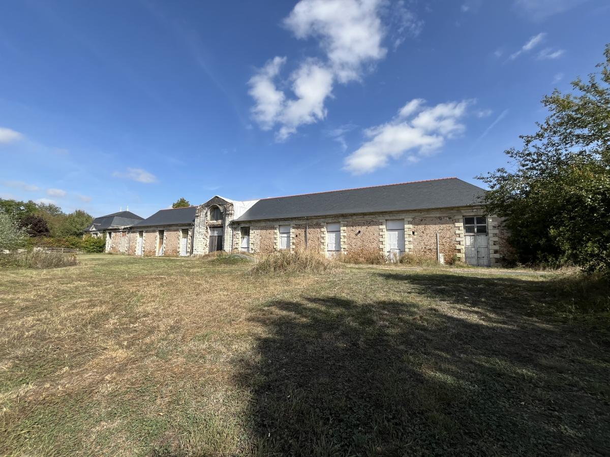 VAIR-SUR-LOIRE – ENSEMBLE PATRIMONIAL À RÉHABILITER – 880 M² – TERRAIN 4 265 M² · 472 500 €