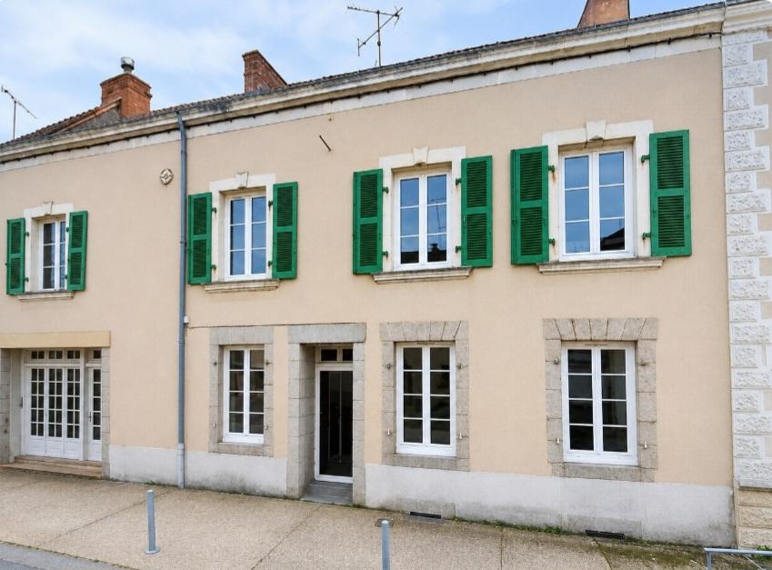 Maison 6 pièces 294 m² · à Méral · 293,6 m² · 90 100 €