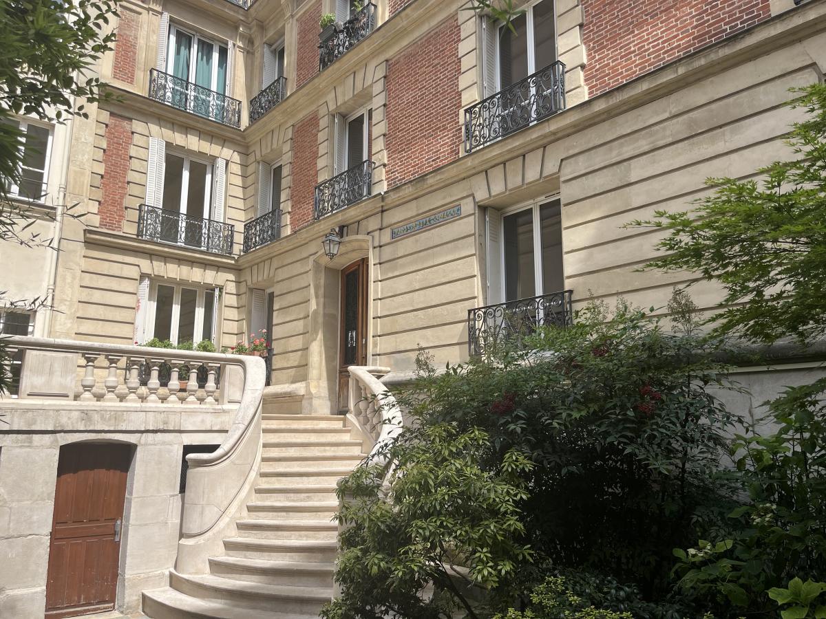 Appartement 3 pièces 104 m² · à Paris 18e Arrondissement · 104,2 m² · 1 138 500 €