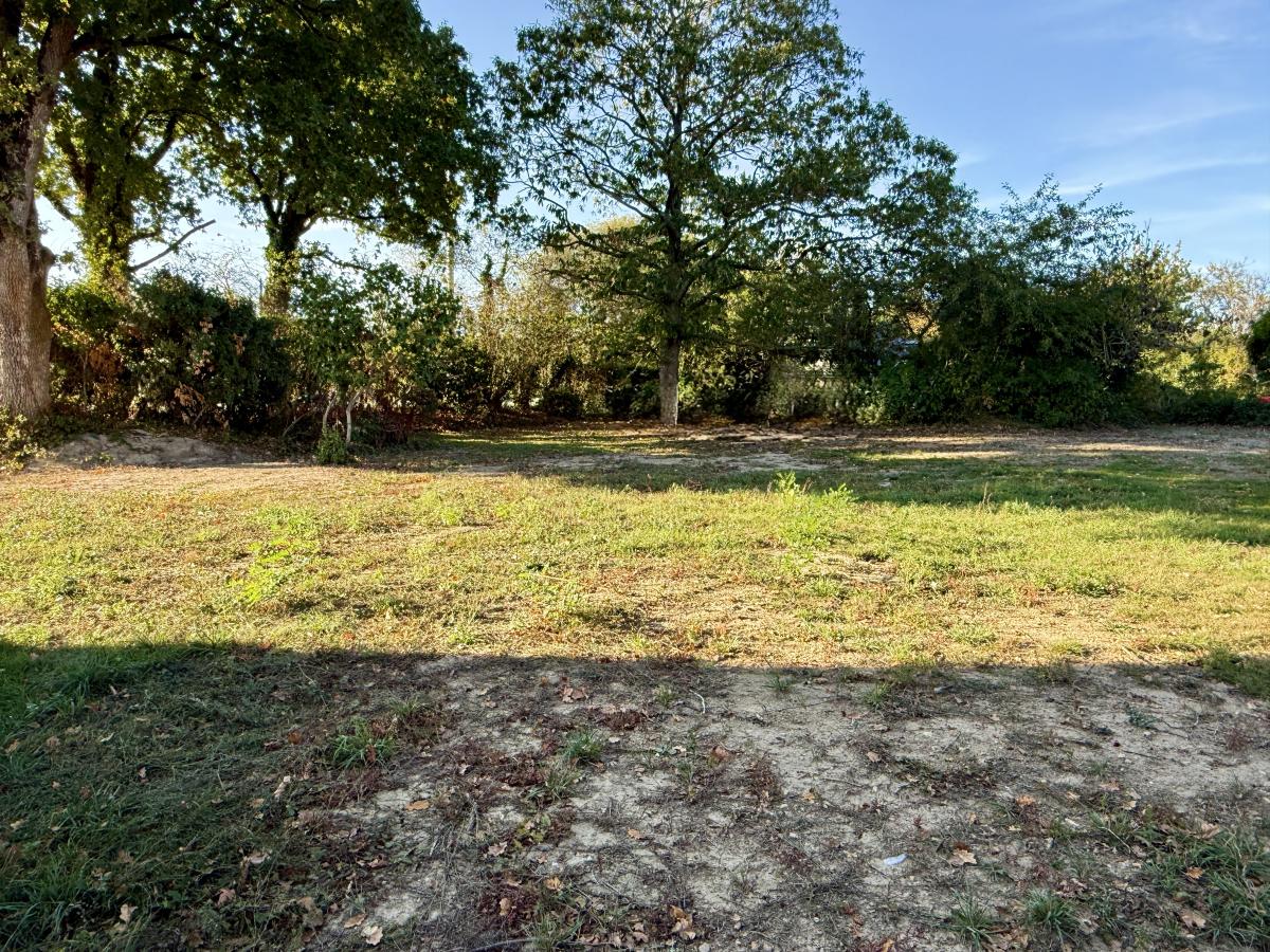 Surzur centre : terrain à bâtir de 596 m² viabilisé ! · 178 500 €