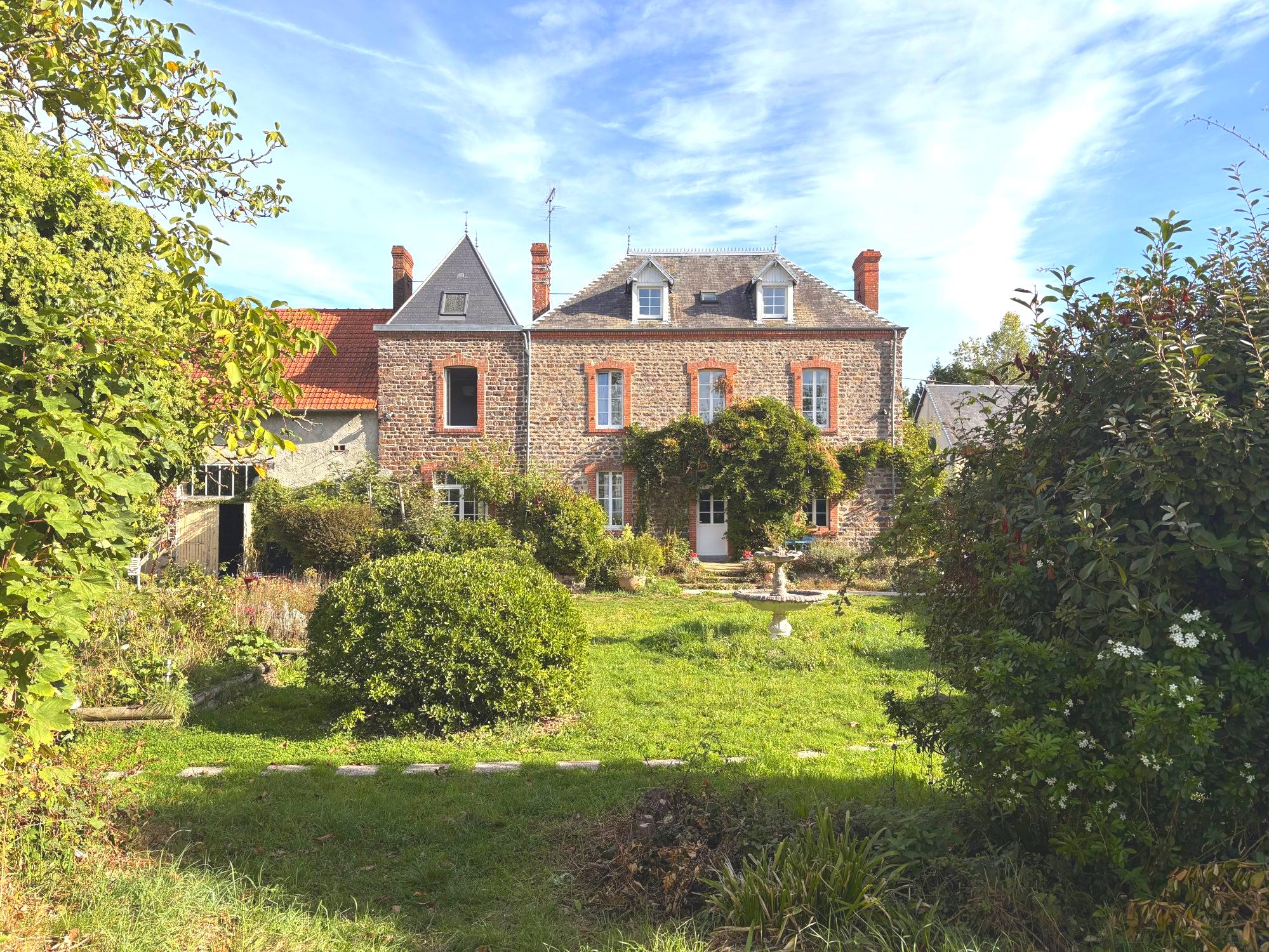 Maison 8 pièces 434 m² · à Bréhal · 433,9 m² · 884 000 €