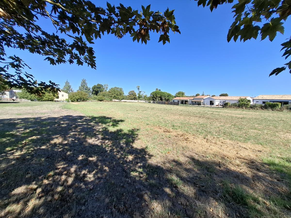 Beau terrain à bâtir - viabilisé - sur la commune de les GONDS de 2925 m² - commerces à pied · 146 888 €