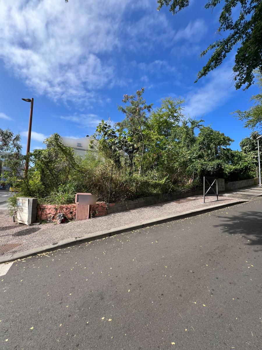 Terrain 444 m² · à L'Étang-Salé · 365 700 €