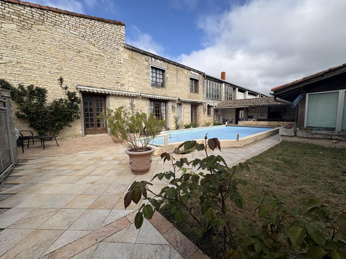 Maison 4 pièces 185 m² · à Épannes · 184,6 m² · 169 990 €