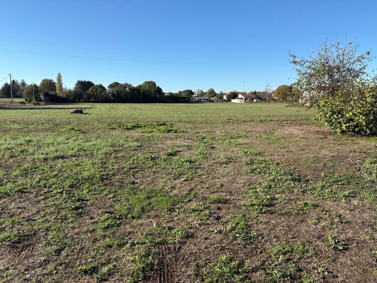 Terrain 490 m² · à Saint-Hilaire-la-Palud · 25 200 €