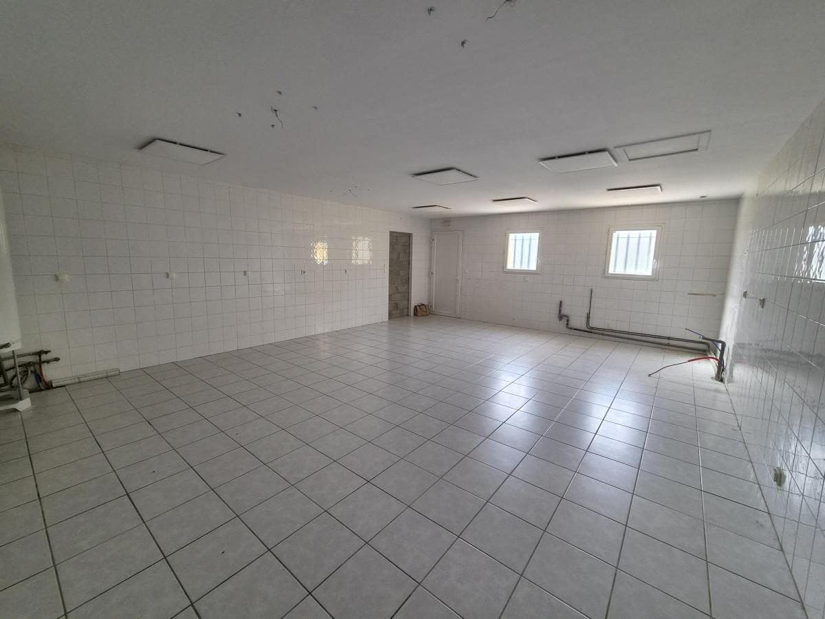 Local commercial avec terrain attenant · à Saint-Péray · 136 500 €