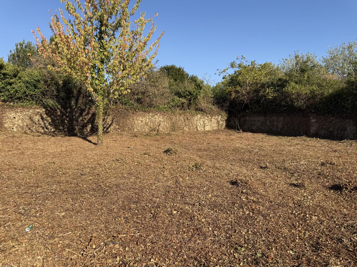 Parcelle de terrain en zone 1AU · à Grez-Neuville · 23 600 €