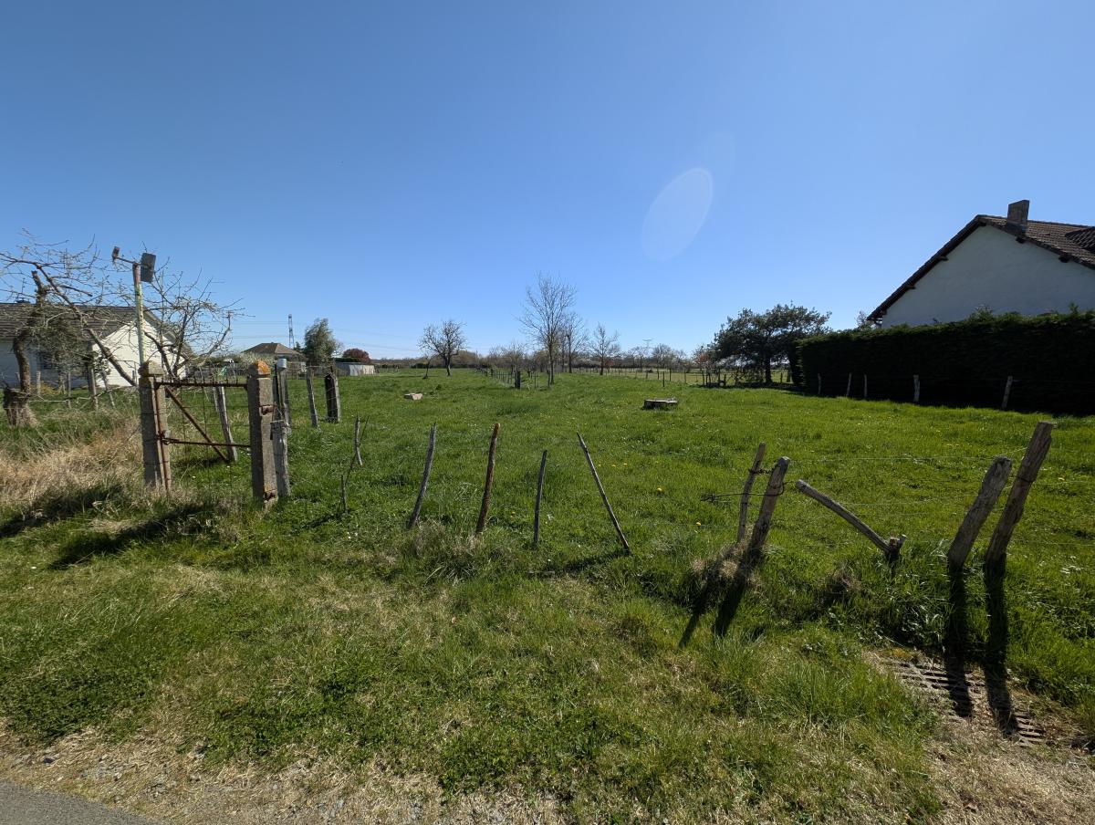 Beau Terrain à bâtir plat de 2546m² au calme Façade 35m · à Saint-Pont · 39 200 €
