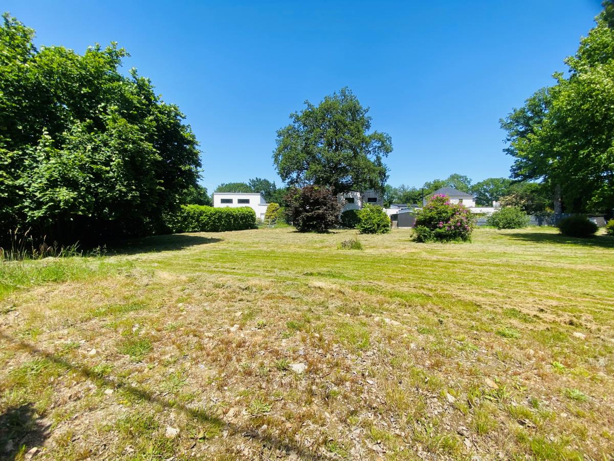 PLESCOP – LE GRAND MOUSTOIR – TERRAIN CONSTRUCTIBLE DE 880 M² · 156 890 €