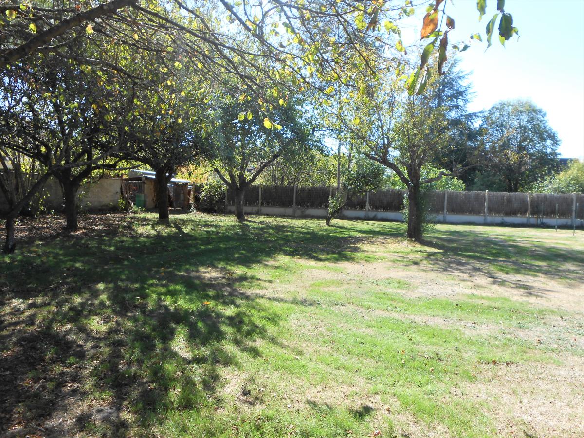 Terrain à bâtir d'environ 875 m² à RAMBOUILLET · 260 000 €