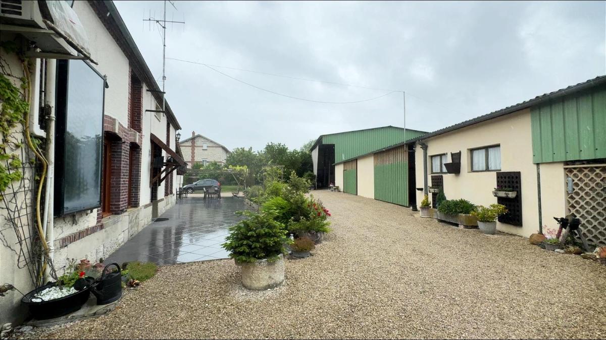 Maison 8 pièces 182 m² · à Villeneuve-Renneville-Chevigny · 182 m² · 550 000 €