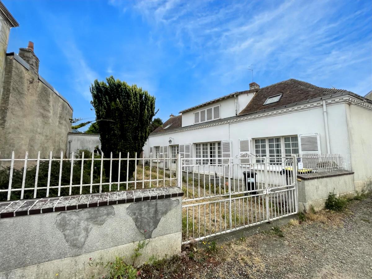Maison 6 pièces 274 m² · à Souligné-sous-Ballon · 273,8 m² · 157 200 €