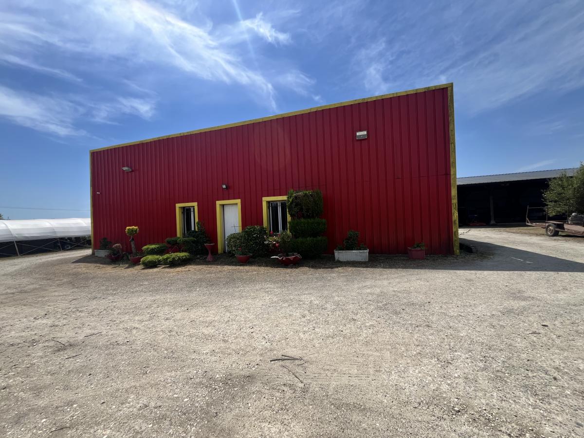 Local commercial 800 m² · à Avon-les-Roches · 800 m² · 125 080 €