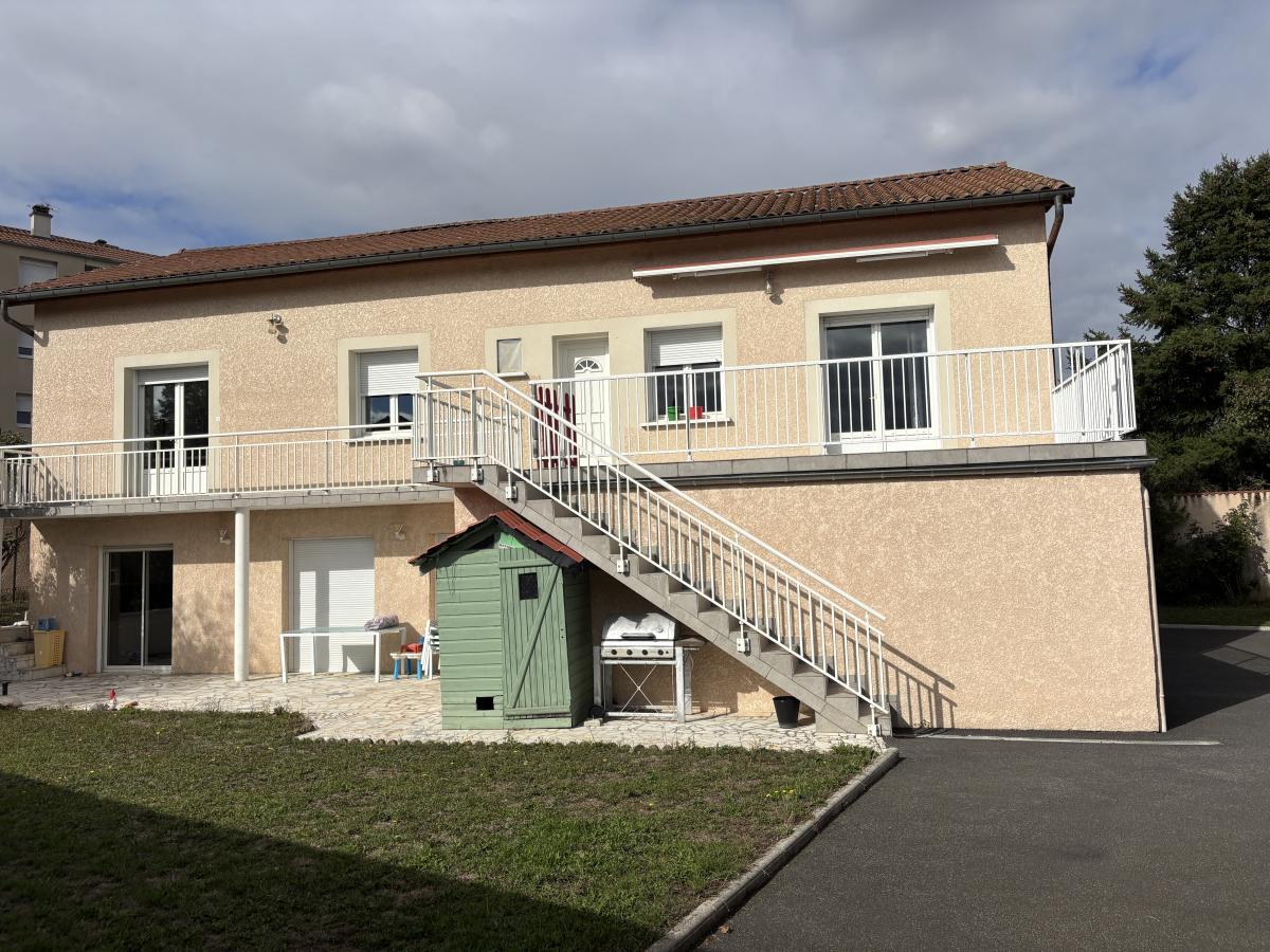 Maison 8 pièces 235 m² · à Bas-en-Basset · 235 m² · 339 000 €