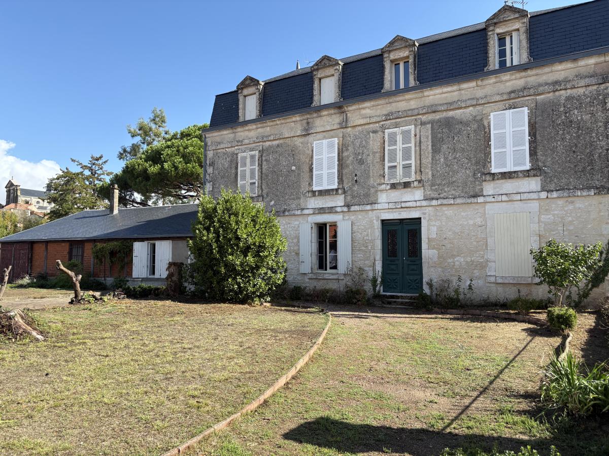 Maison 7 pièces 176 m² · à Fontenay-le-Comte · 176 m² · 280 540 €
