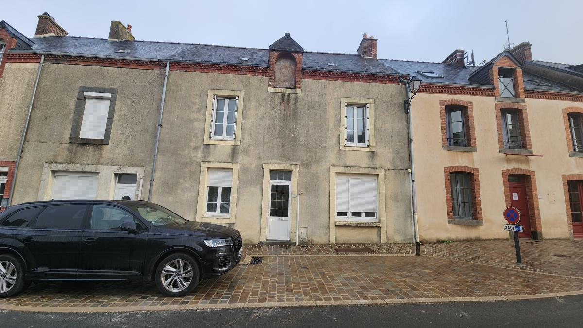 Maison 120 m² · à Sainte-Suzanne-et-Chammes · 120 m² · 63 600 €