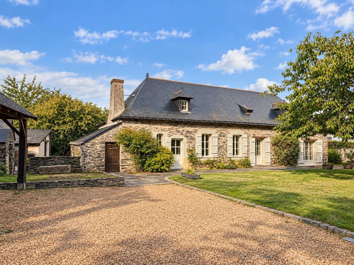 Maison 9 pièces 238 m² · à Saint-Barthélemy-d'Anjou · 238 m² · 840 496 €