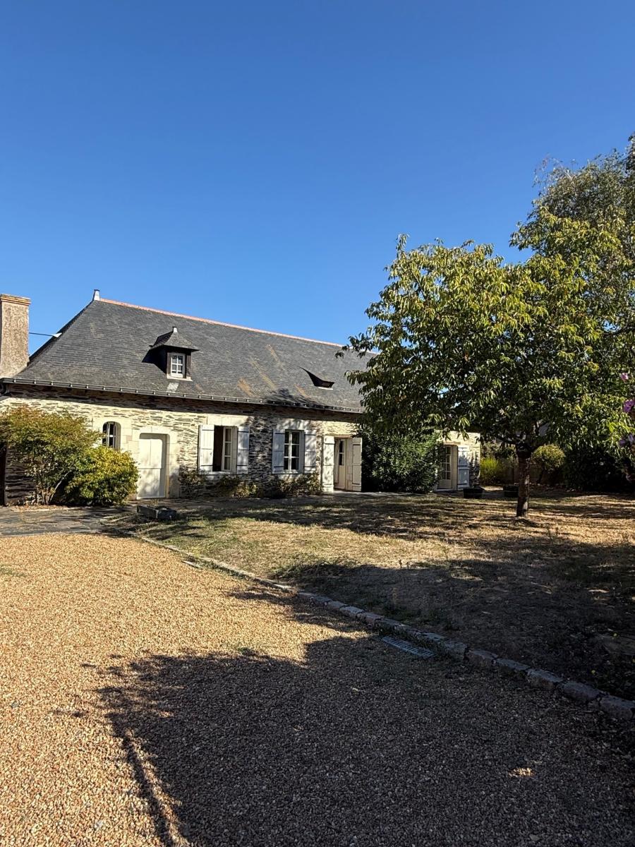 Maison 9 pièces 238 m² · à Saint-Barthélemy-d'Anjou · 238 m² · 840 496 €