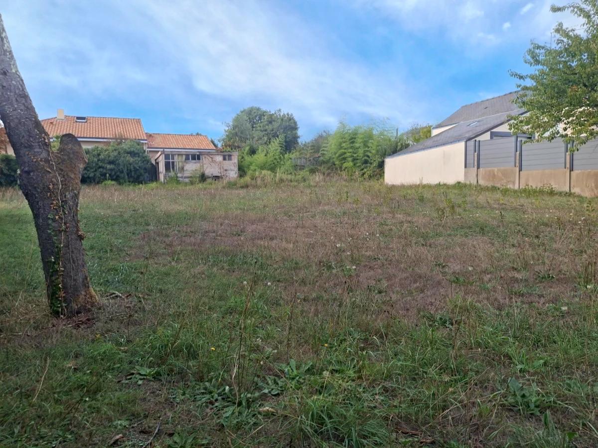 Couëron centre Bourg, terrain à bâtir de 717 m2 · 149 500 €