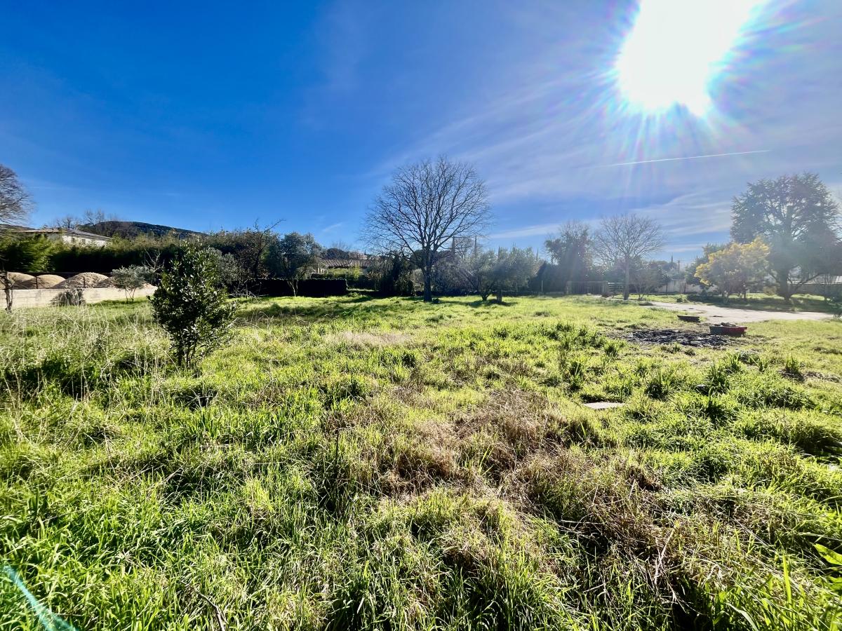 Terrain à bâtir 1038m² plat dans un quartier résidentiel · à Bagnols-sur-Cèze · 90 000 €