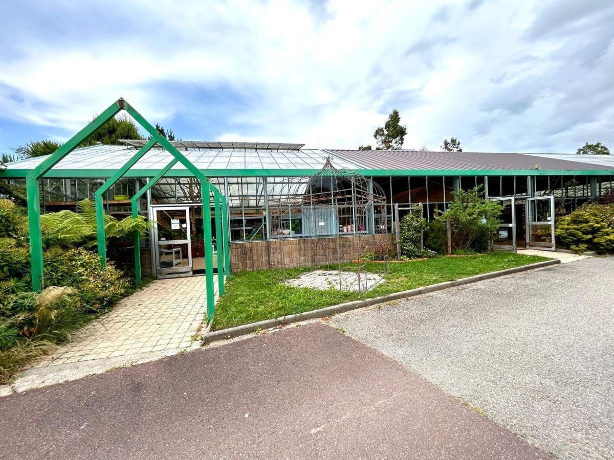 JARDINERIE · à Saint-Sauveur-le-Vicomte · 1 300 m² · 147 680 €