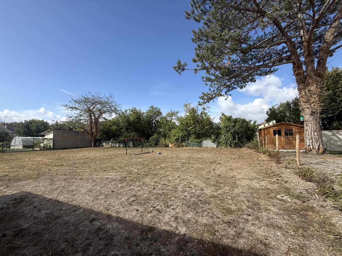 EXCLUSIVITE - GUEUX- Terrain à bâtir de 885m2 · 300 000 €