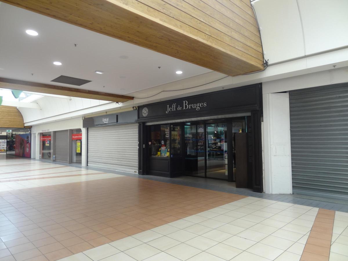 Cellule commerciale galerie AUCHAN · à Sin-le-Noble · 110 m² · 118 000 €