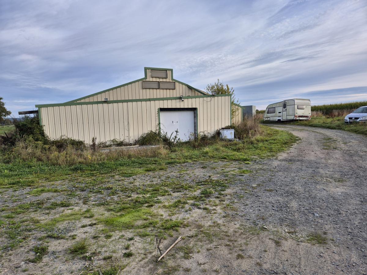 Bâtiment anciennement à usage agricole · à Saint-Denoual · 1 100 m² · 166 300 €
